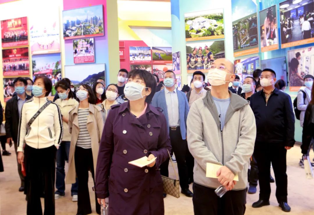  优德88集团干部职工旅行“奋进新时代”主题成绩展丨29项建材元素突出立异与责任_喜迎二十大幻灯片_优德88集团有限公司 