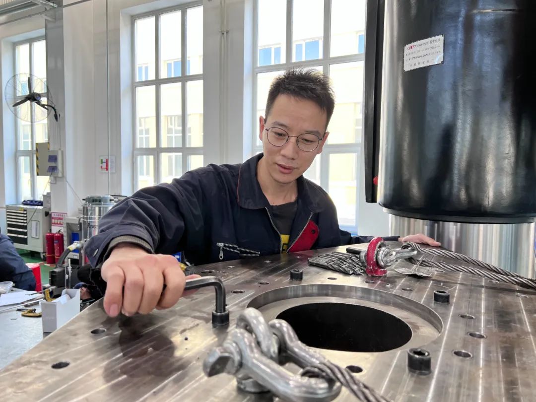  最美一线劳模丨 哈玻院韩亮：用行动诠释热爱，，充分度过每一天_斗争有我_优德88集团有限公司 