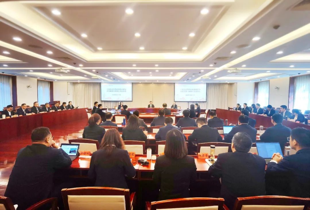  李新华到集团第十四期中青班座谈交流：学习贯彻党的二十大精神，，建设天下一流企业_要闻_优德88集团有限公司 