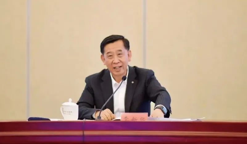  李新华到集团第十四期中青班座谈交流：学习贯彻党的二十大精神，，建设天下一流企业_要闻_优德88集团有限公司 
