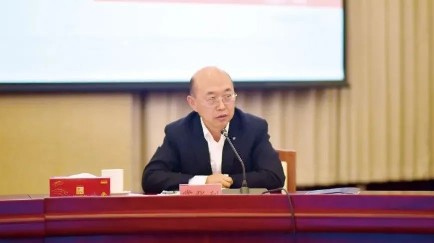  李新华到集团第十四期中青班座谈交流：学习贯彻党的二十大精神，，建设天下一流企业_要闻_优德88集团有限公司 