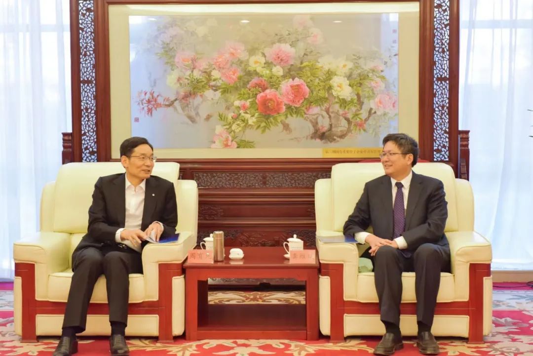 		周育先与中央党校（国家行政学院）副校长（副院长）龚维斌举行谈判并为集团第十四期中青班授课_优德88要闻_优德88集团有限公司	