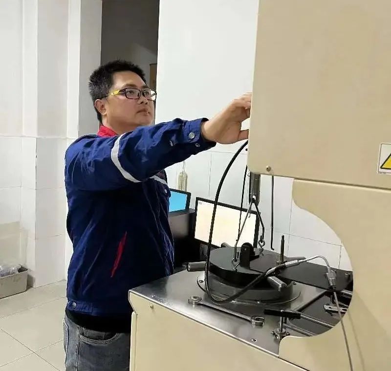		最美一线劳模丨峨眉山强华特种水泥李坪：勇当企业手艺攻关急先锋_人物_优德88集团有限公司	