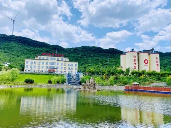 		春意弥漫，，，，，草色青翠，，，，，小料带你畅游优德88国家级绿色工厂～_责任与文化_优德88集团有限公司	