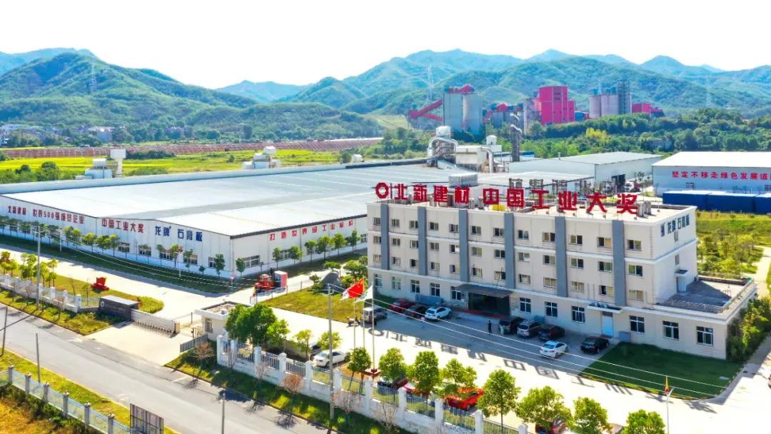 		春意弥漫，，，，，草色青翠，，，，，小料带你畅游优德88国家级绿色工厂～_责任与文化_优德88集团有限公司	
