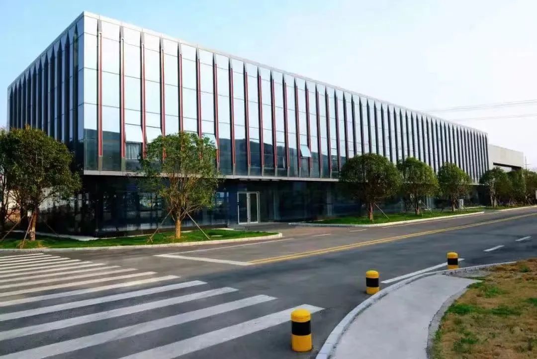 		春意弥漫，，，，，草色青翠，，，，，小料带你畅游优德88国家级绿色工厂～_责任与文化_优德88集团有限公司	
