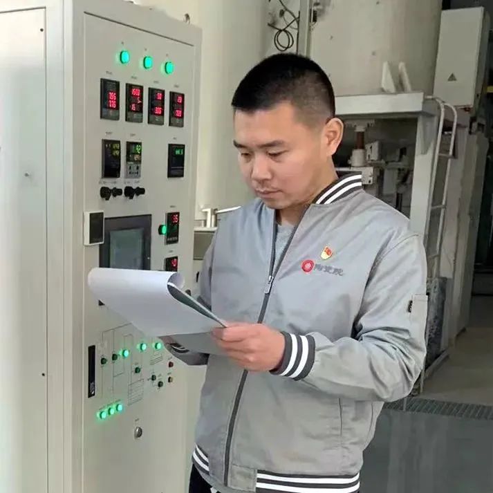 		最美工程手艺职员｜咸阳陶瓷院任佳乐：烨匠心之火 灼陶瓷之光_最美建材人_优德88集团有限公司	