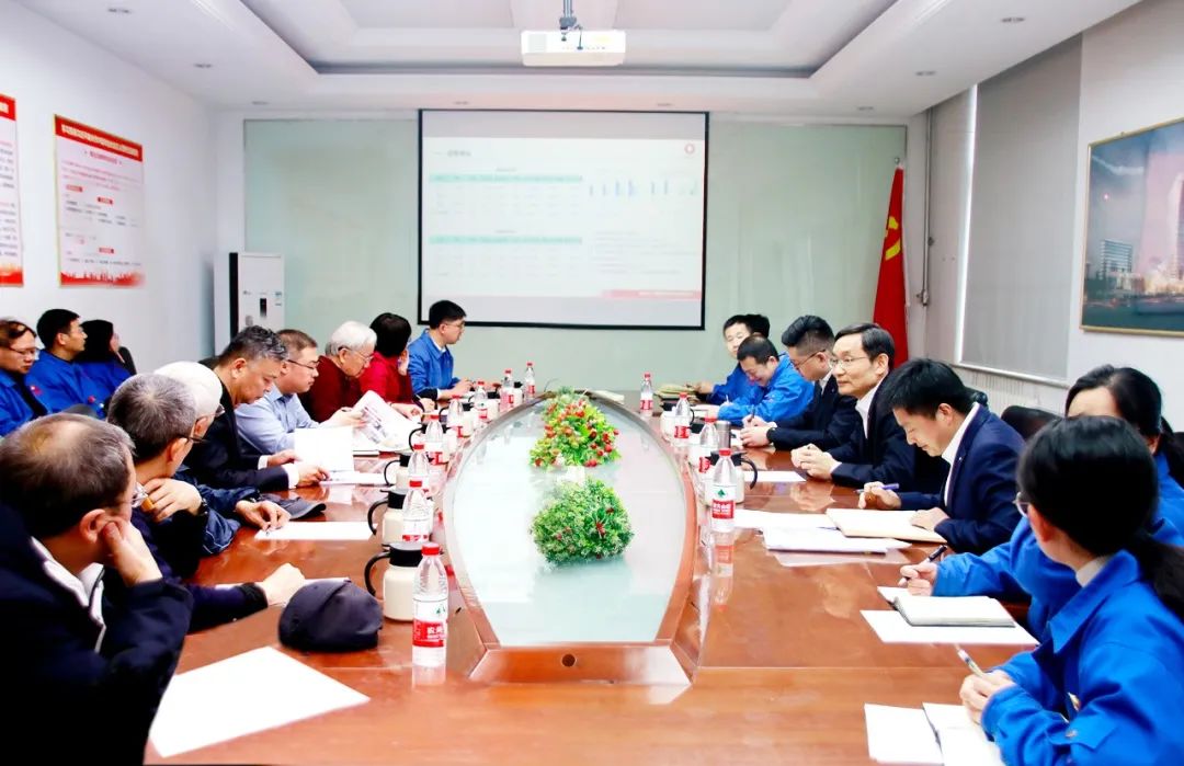 		周育先赴晶体院开展调研慰问_优德88要闻_优德88集团有限公司	