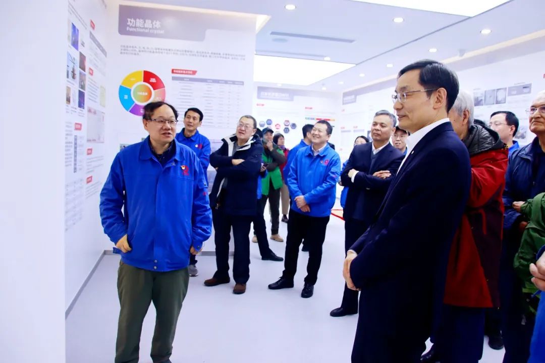 		周育先赴晶体院开展调研慰问_优德88要闻_优德88集团有限公司	