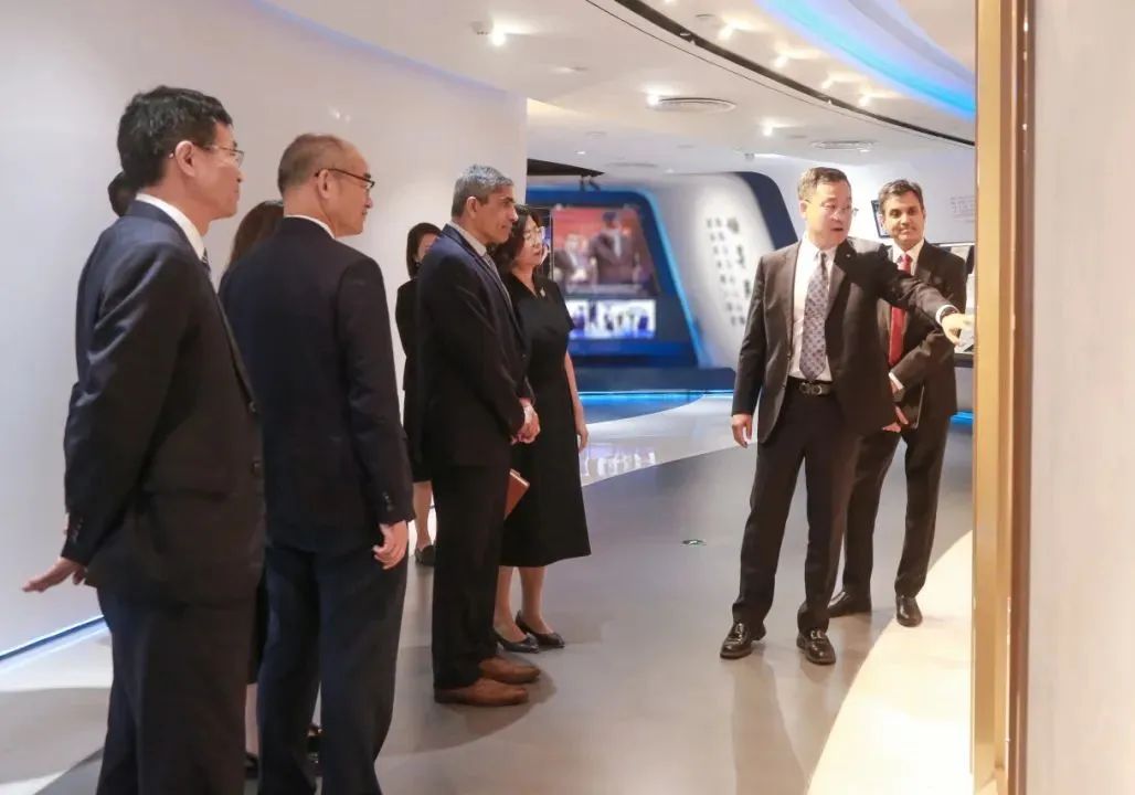 		周育先会见霍尼韦尔全球董事长兼首席执行官柯伟茂一行_幻灯片_优德88集团有限公司	