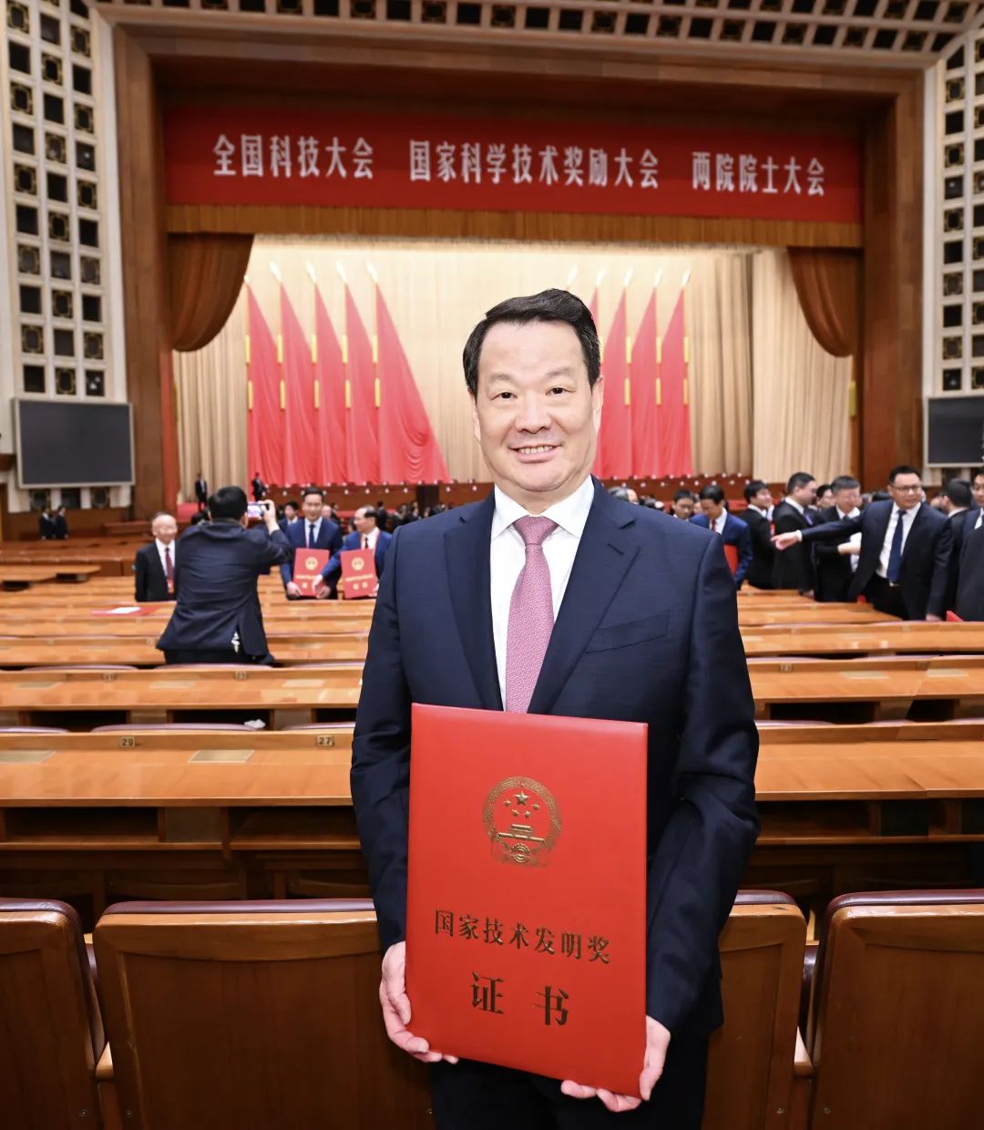 		重磅！优德88集团高世代浮法玻璃基板荣获2023年度国家手艺发明奖_企业动态_优德88集团有限公司	