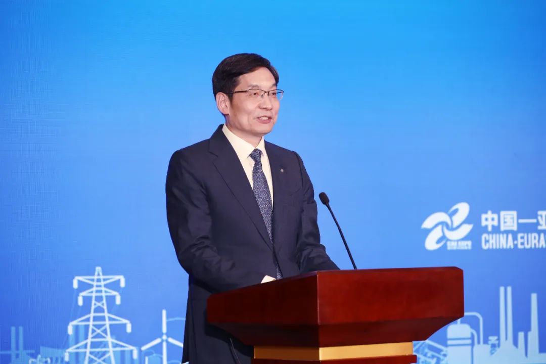 		周育先受邀出席“中国工业大奖企业走进新疆 增进区域经济高质量生长座谈会”并调研集团在疆企业_幻灯片_优德88集团有限公司	