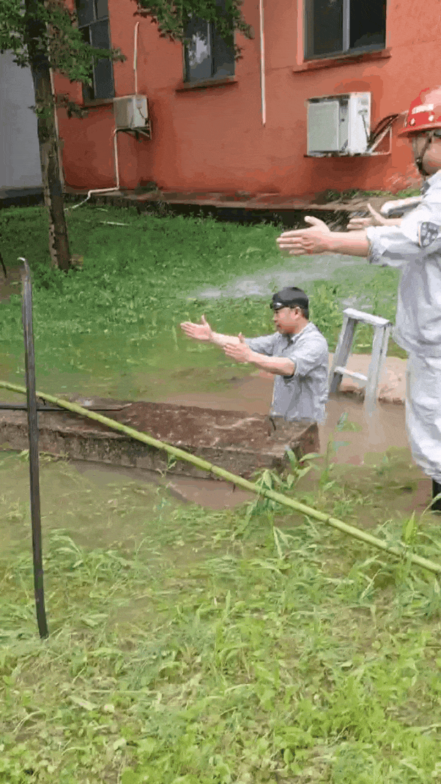 		 出彩建材人 | 阀门被淹，，我会潜水，，我来！ _人物_优德88集团有限公司	