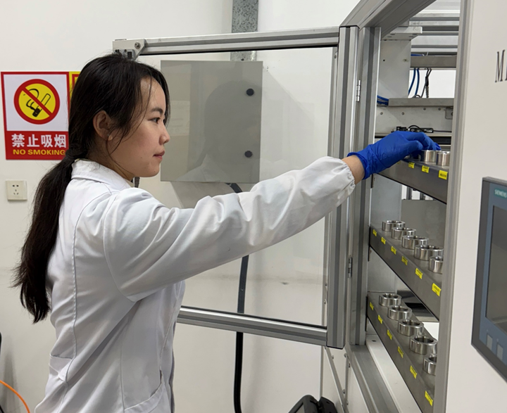 		 科研助理在一线丨高丹丹：用科学严守修建清静的第一道防地 _人物_优德88集团有限公司	