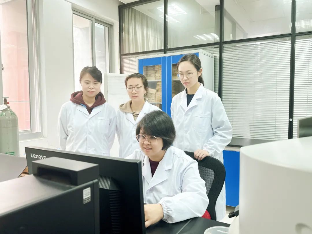 		 光线闪亮的优德88大女主驾到~ _人物_优德88集团有限公司	