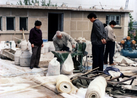 		泛黄纸×蓝布袋×老罗盘：时光里的老物件，，，，藏着最硬核的传承_责任与文化_优德88集团有限公司	