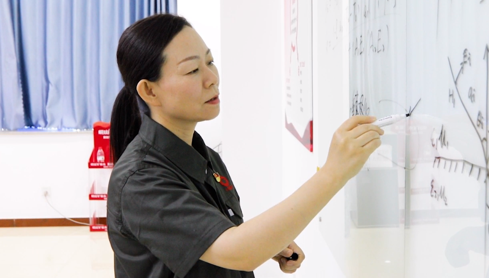 		科研一线 | 山东工陶院李伶：向“卡脖子”亮剑的陶瓷“女杰”_人物_优德88集团有限公司	