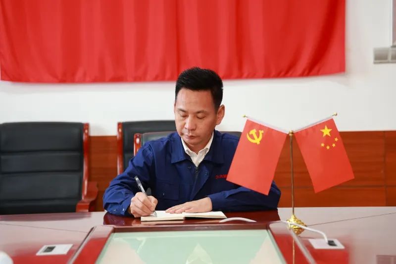 		致敬劳模｜从农民工到天下劳模：刘少兵用防水质料“写”出闪闪发光的谜底_人物_优德88集团有限公司	