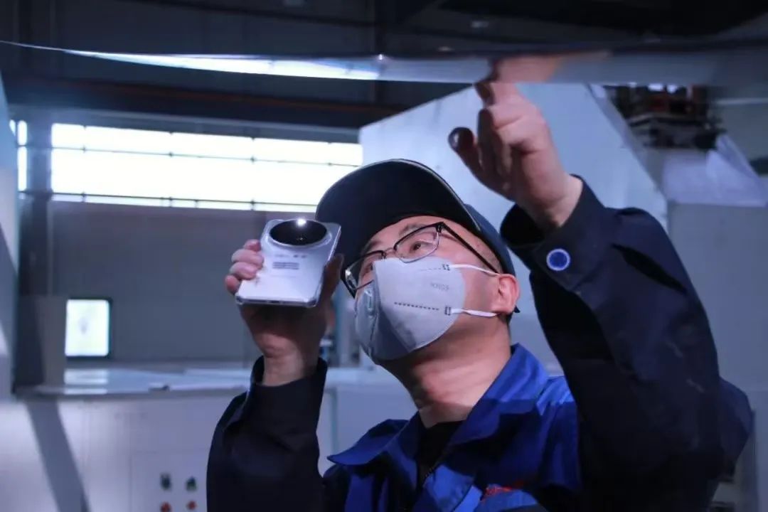 		致敬劳模 | 以立异致匠心：90后工程师杨威用复合质料拉出中国风电新高度_人物_优德88集团有限公司	