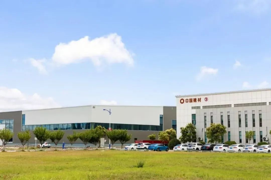 		致敬劳模 | 以立异致匠心：90后工程师杨威用复合质料拉出中国风电新高度_人物_优德88集团有限公司	
